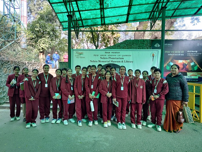 An interactive session on the Moon at Nehru Planetarium for class 8